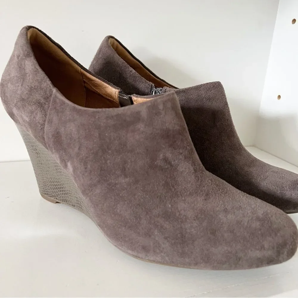 Clarks Artisan Brown Leather Suede Booties Wedge Size 9.5 Zippered Ankle
